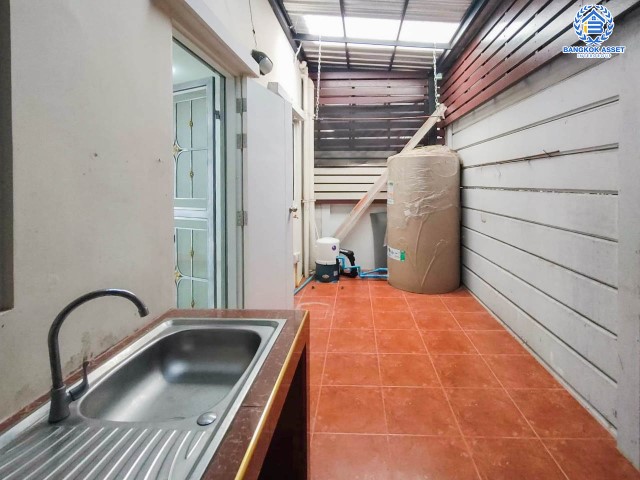 ทาวน์เฮ้าส์มือสอง โครงการ แกรนด์พลีโน่ รัตนาธิเบศร์ บนเนื้อที่ 18.6 ตร.ว. ฟังก์ชัน 3 ห้องนอน 2 ห้องน้ำ 1 ที่จอดรถ ทำเลดี เชื่อมต่อถนนติวานนท์ ถนนรัตนาธิเบศร์ ถนนนครอินทร์ ถนนราชพฤกษ์ ใกล้รถไฟฟ้าสายสีม่วง "สถานีบางพลู" และทางด่วน "ศรีรัช"